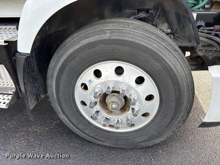 image for item DM1987 2019 Volvo VNR semi truck