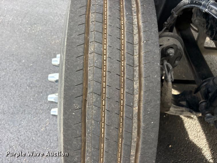 image for item DM1987 2019 Volvo VNR semi truck