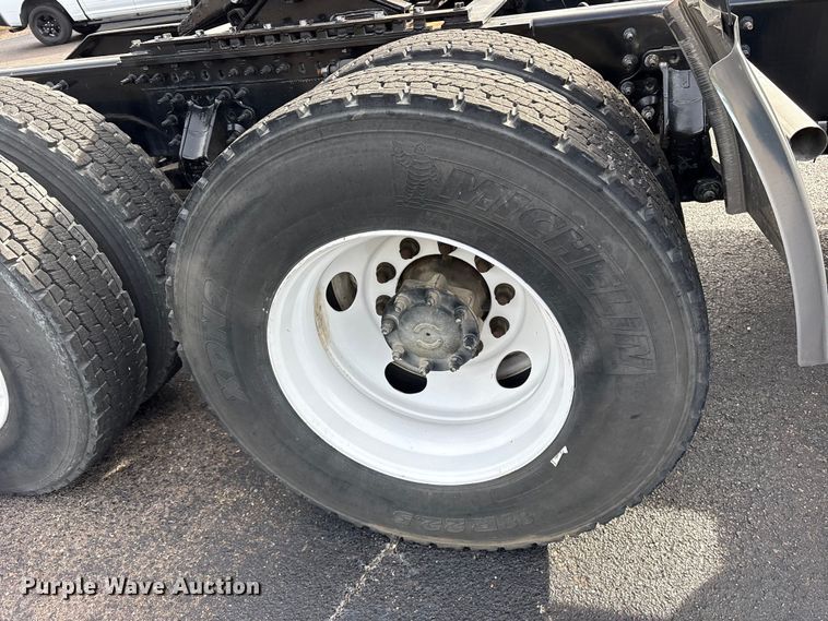 image for item DM1987 2019 Volvo VNR semi truck