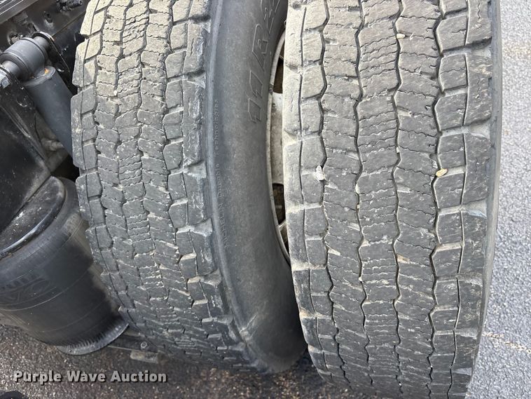 image for item DM1987 2019 Volvo VNR semi truck