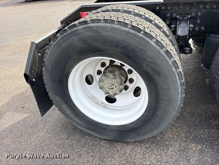 image for item DM1987 2019 Volvo VNR semi truck