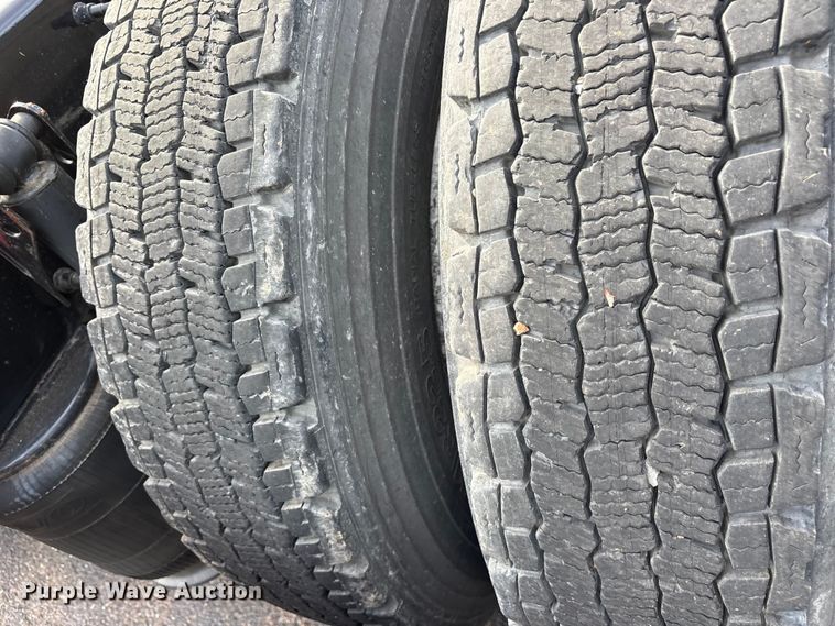 image for item DM1987 2019 Volvo VNR semi truck