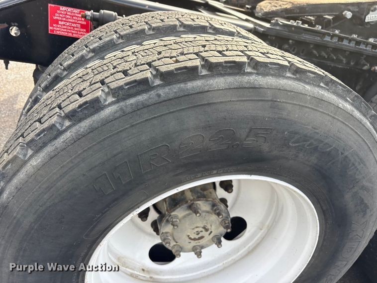 image for item DM1987 2019 Volvo VNR semi truck