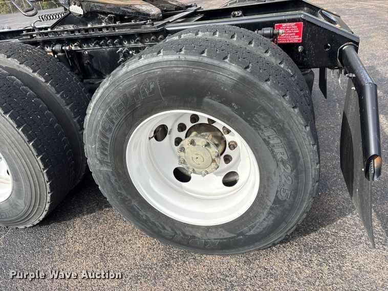 image for item DM1987 2019 Volvo VNR semi truck