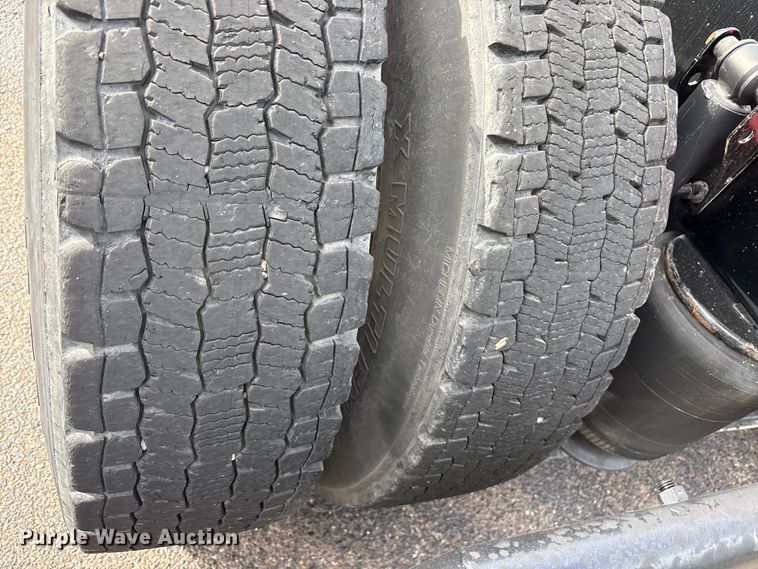 image for item DM1987 2019 Volvo VNR semi truck