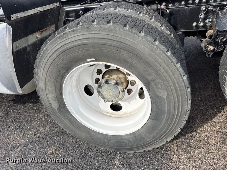 image for item DM1987 2019 Volvo VNR semi truck