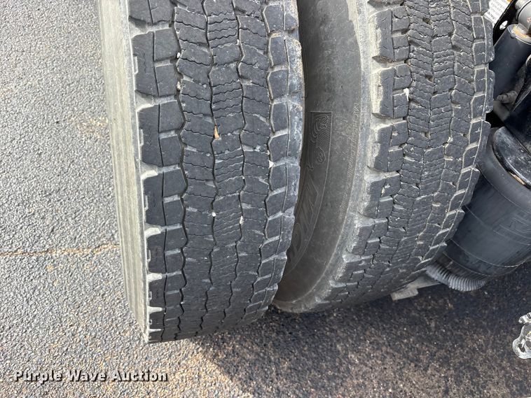 image for item DM1987 2019 Volvo VNR semi truck