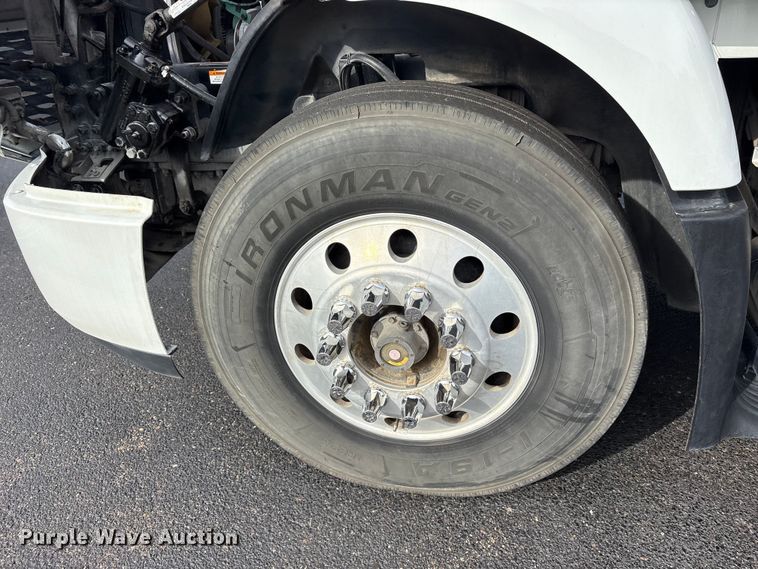 image for item DM1987 2019 Volvo VNR semi truck