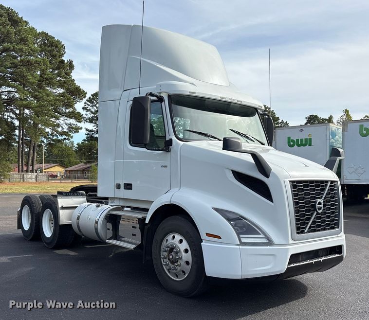 image for item DM1988 2019 Volvo VNR semi truck