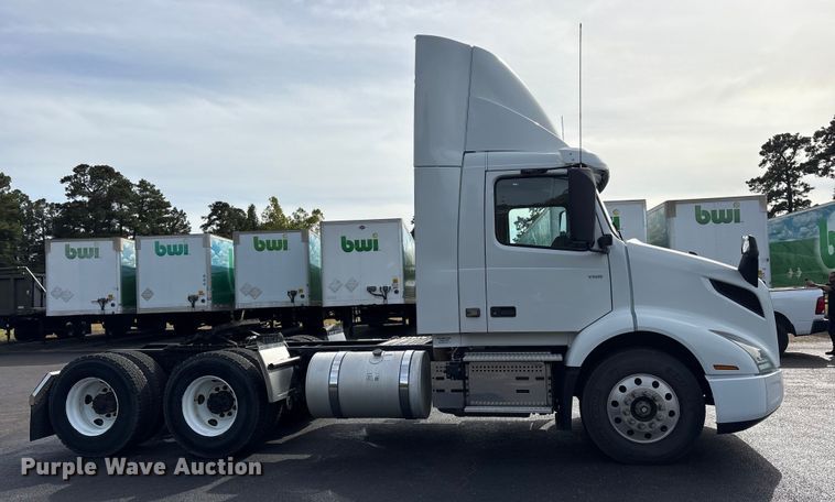 image for item DM1988 2019 Volvo VNR semi truck
