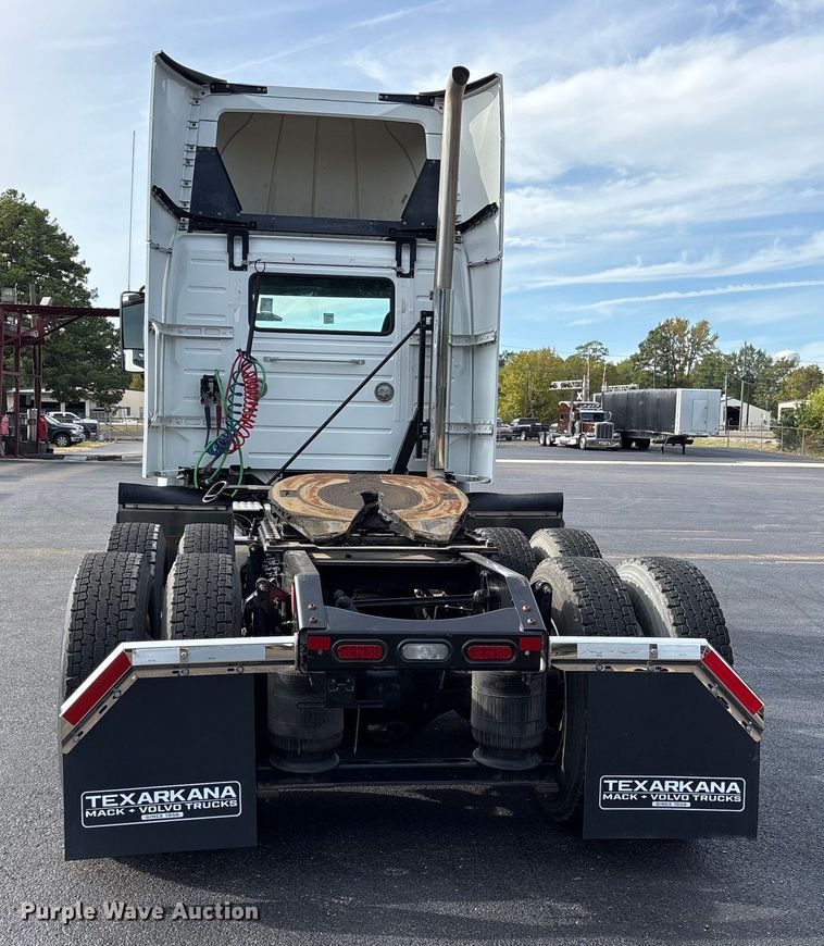 image for item DM1988 2019 Volvo VNR semi truck