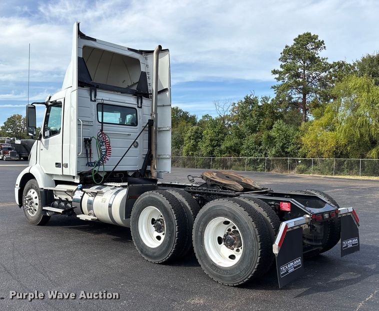 image for item DM1988 2019 Volvo VNR semi truck