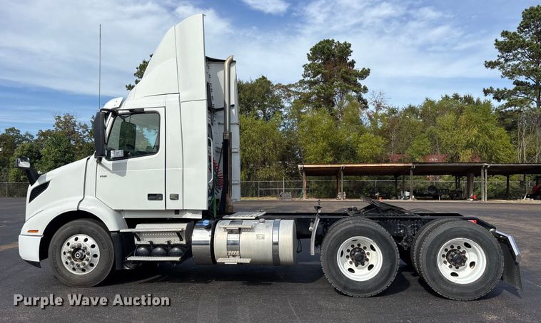 image for item DM1988 2019 Volvo VNR semi truck