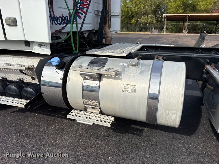 image for item DM1988 2019 Volvo VNR semi truck