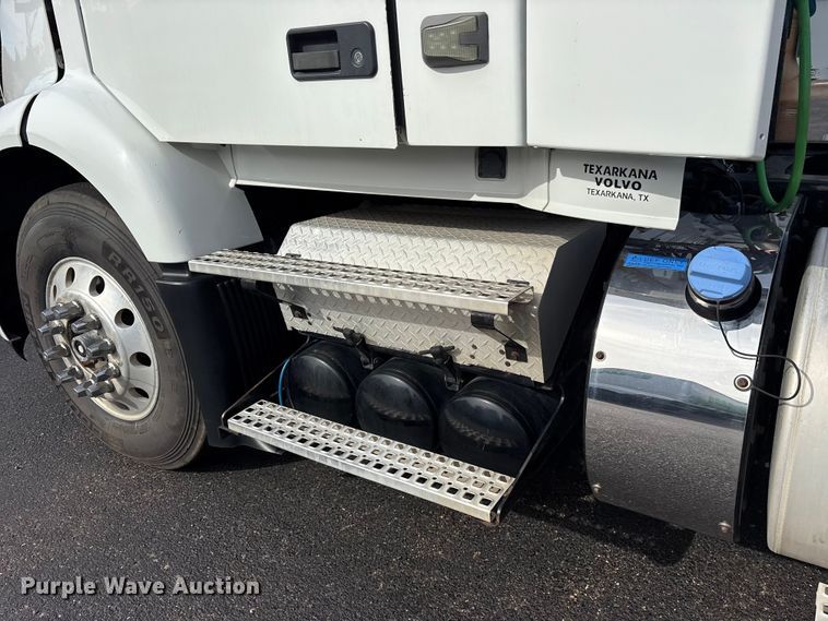 image for item DM1988 2019 Volvo VNR semi truck