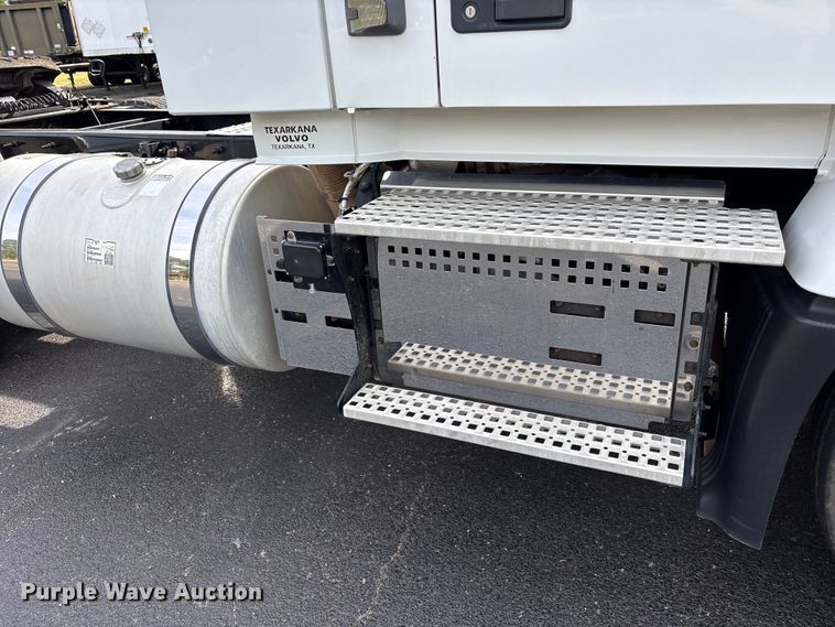 image for item DM1988 2019 Volvo VNR semi truck