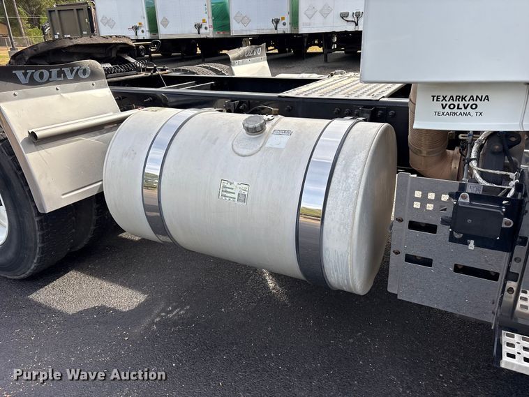 image for item DM1988 2019 Volvo VNR semi truck