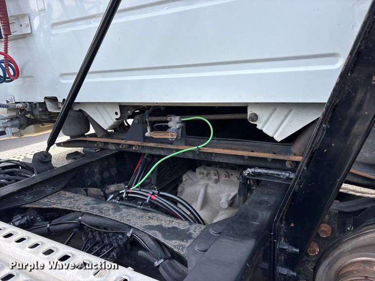 image for item DM1988 2019 Volvo VNR semi truck