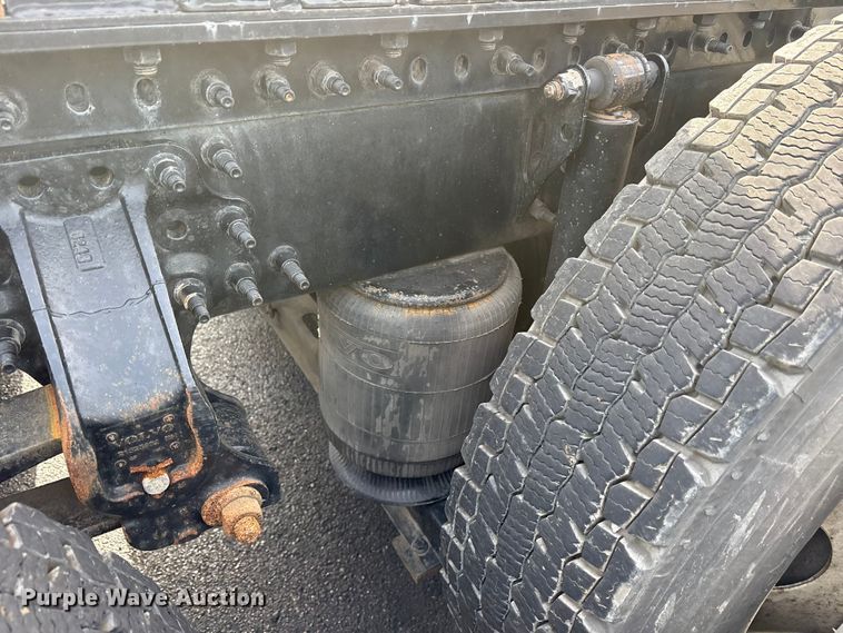 image for item DM1988 2019 Volvo VNR semi truck