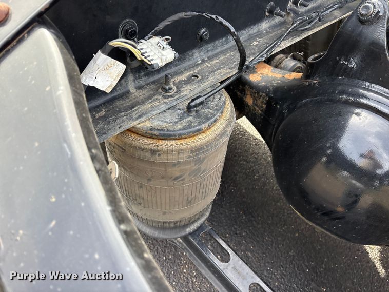 image for item DM1988 2019 Volvo VNR semi truck