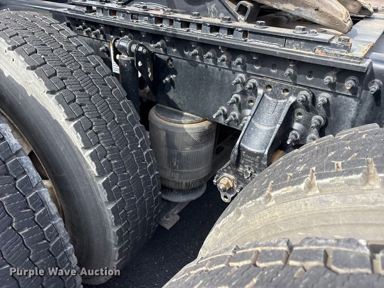 image for item DM1988 2019 Volvo VNR semi truck