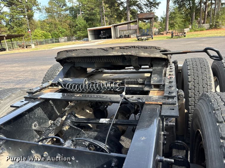 image for item DM1988 2019 Volvo VNR semi truck