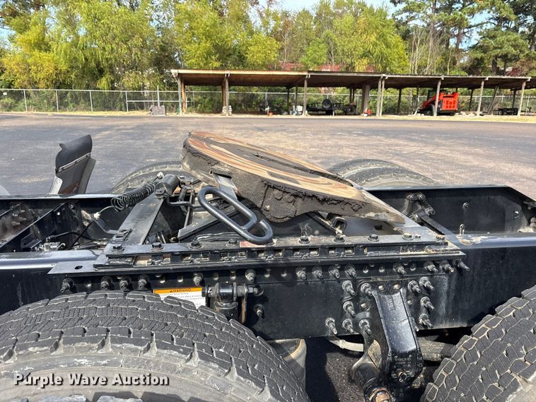 image for item DM1988 2019 Volvo VNR semi truck