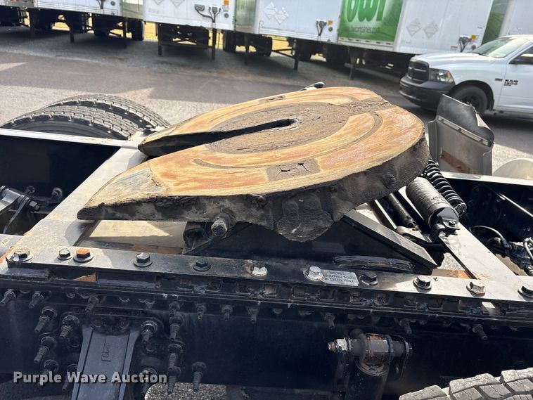 image for item DM1988 2019 Volvo VNR semi truck