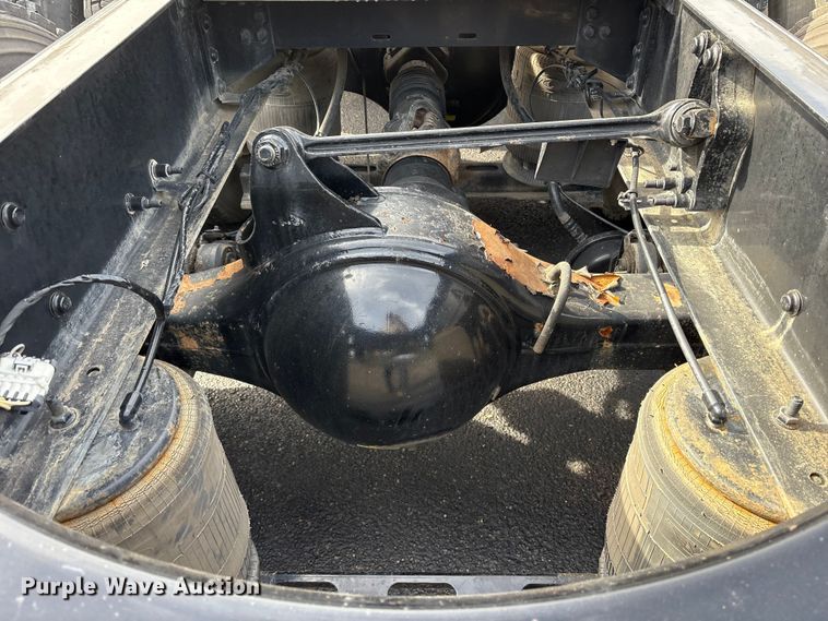 image for item DM1988 2019 Volvo VNR semi truck