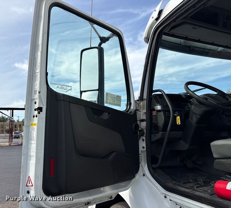 image for item DM1988 2019 Volvo VNR semi truck