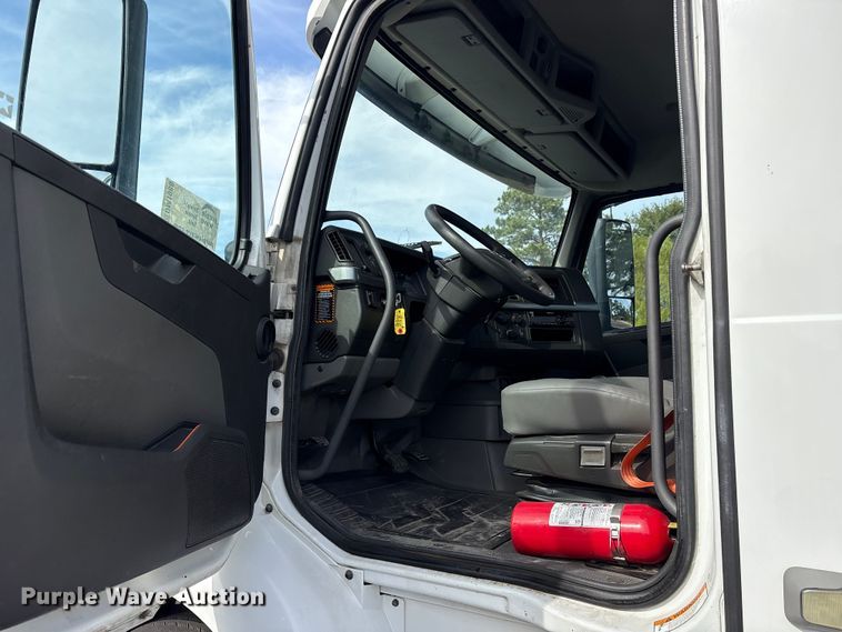 image for item DM1988 2019 Volvo VNR semi truck