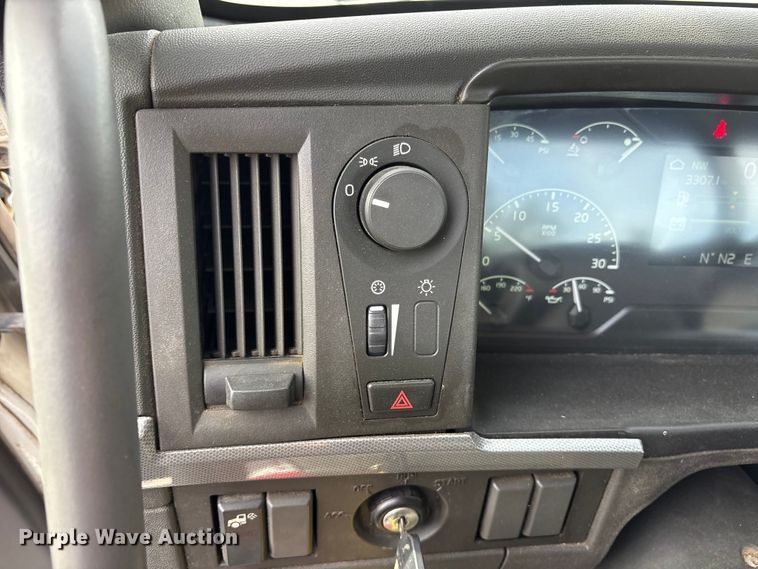 image for item DM1988 2019 Volvo VNR semi truck