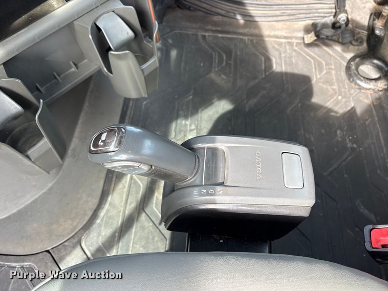 image for item DM1988 2019 Volvo VNR semi truck