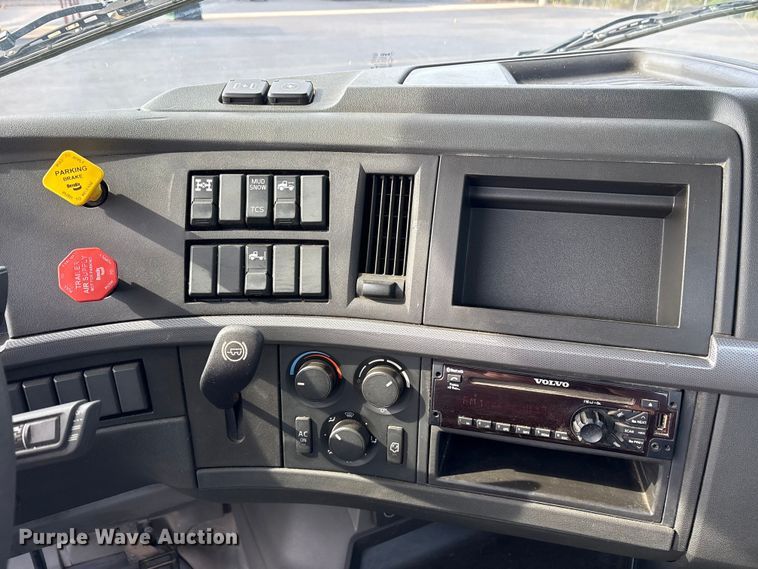 image for item DM1988 2019 Volvo VNR semi truck