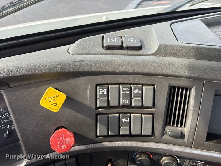 image for item DM1988 2019 Volvo VNR semi truck