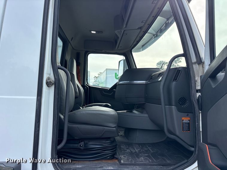 image for item DM1988 2019 Volvo VNR semi truck