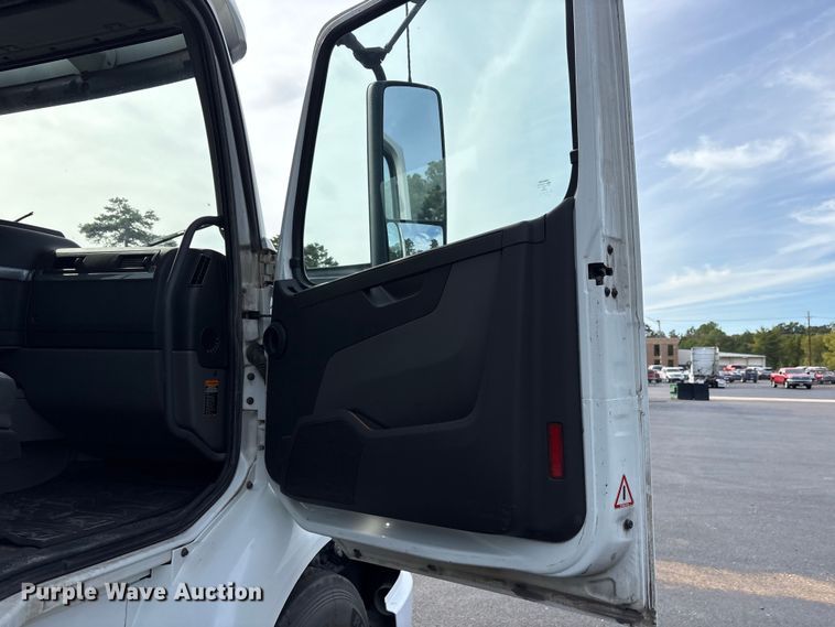 image for item DM1988 2019 Volvo VNR semi truck