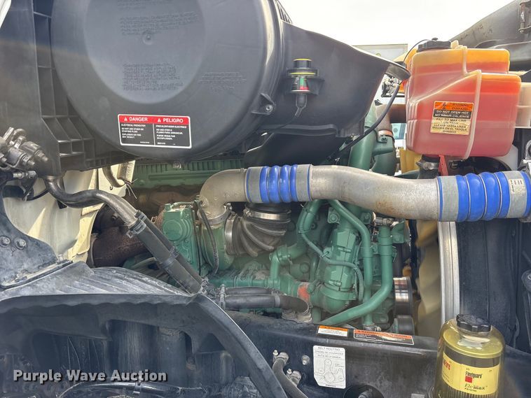 image for item DM1988 2019 Volvo VNR semi truck