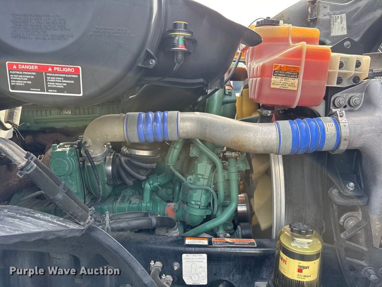 image for item DM1988 2019 Volvo VNR semi truck