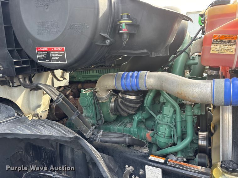 image for item DM1988 2019 Volvo VNR semi truck