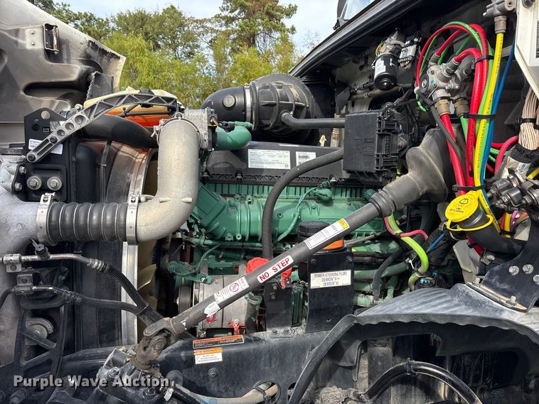 image for item DM1988 2019 Volvo VNR semi truck