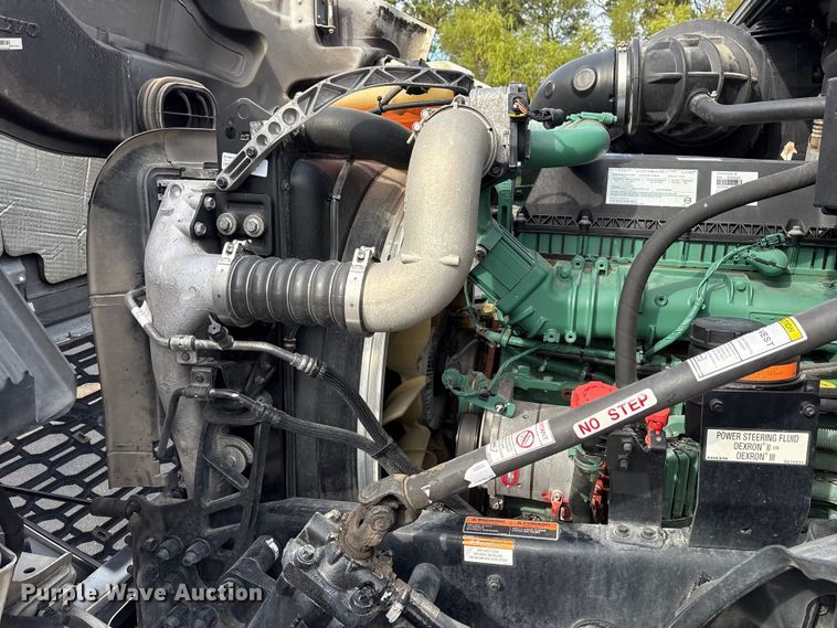 image for item DM1988 2019 Volvo VNR semi truck