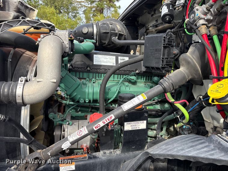 image for item DM1988 2019 Volvo VNR semi truck