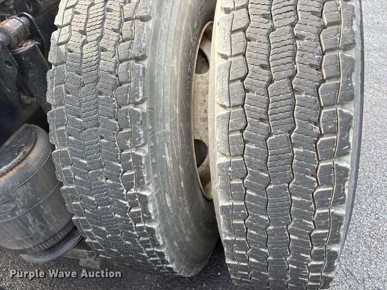 image for item DM1988 2019 Volvo VNR semi truck