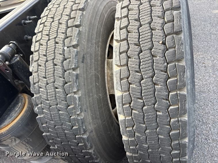 image for item DM1988 2019 Volvo VNR semi truck