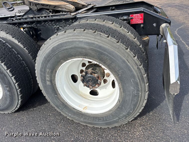 image for item DM1988 2019 Volvo VNR semi truck