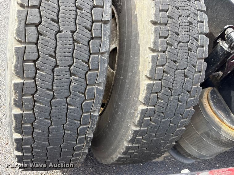 image for item DM1988 2019 Volvo VNR semi truck