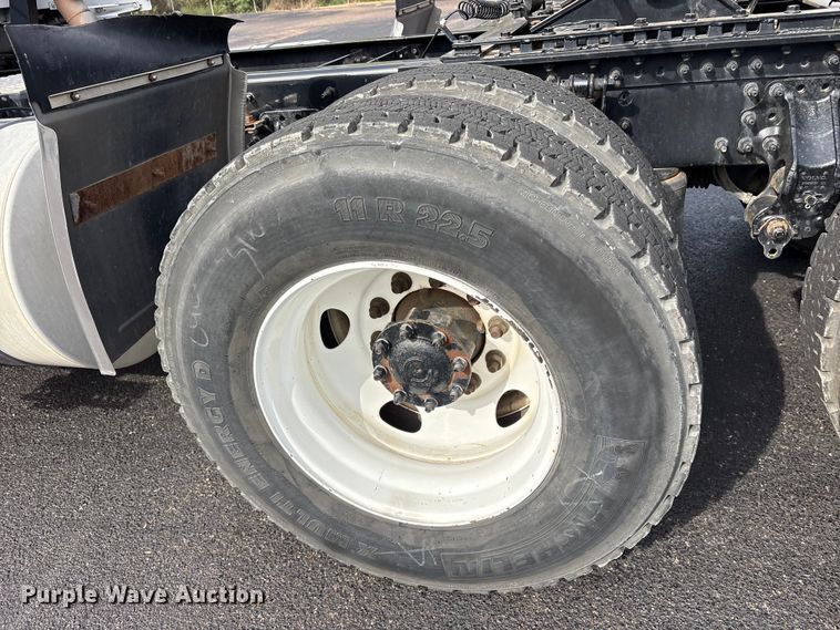 image for item DM1988 2019 Volvo VNR semi truck