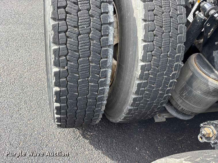 image for item DM1988 2019 Volvo VNR semi truck