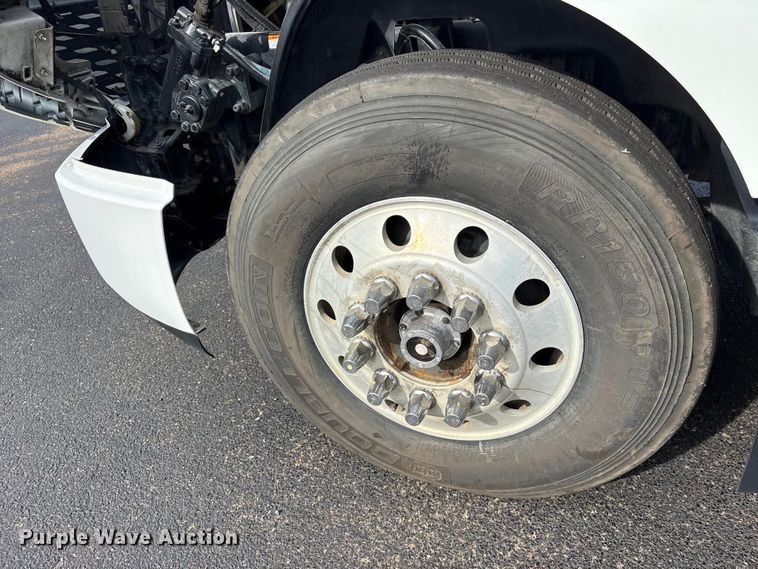 image for item DM1988 2019 Volvo VNR semi truck